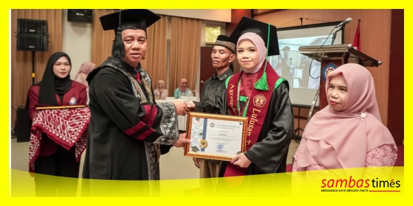 Direktur Poltesa Menyerahkan Piagam Penghargaan kepada Lulusan Terbaik pada Wisuda Tahun Akademik 2025/2026 di Aula Gedung Kuliah Terpadu 1 Poltesa, Sabtu (22/8/2026).
