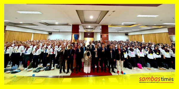 Direktur Poltesa beserta unsur pimpinan, para dosen dan MABA mengabadikan momen foto bersama pada Pembukaan PKKMB TA 2026/2027 di Aula Gedung Kuliah Terpadu 1 Poltesa, Senin (24/8/2026).