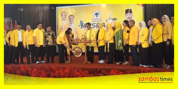 Ketua DPW Partai Golkar, Ichfani memukul Gong tanda dimulai Musda XI DPD Partai Golkar Kabupaten Sambas, Minggu (30/8/2026) di Aula salah satu Hotel di Sambas.