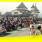 Wakil Bupati Sambas Heroaldi Djuhardi Alwi bersama masyarakat melaksanakan Sholat Istisqa di Halaman Masjid Jami' Kesultanan Sambas, Minggu (30/8/2026) pagi. 