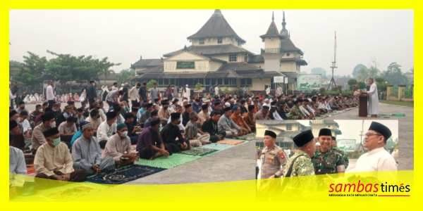 Wakil Bupati Sambas Heroaldi Djuhardi Alwi bersama masyarakat melaksanakan Sholat Istisqa di Halaman Masjid Jami' Kesultanan Sambas, Minggu (30/8/2026) pagi. 