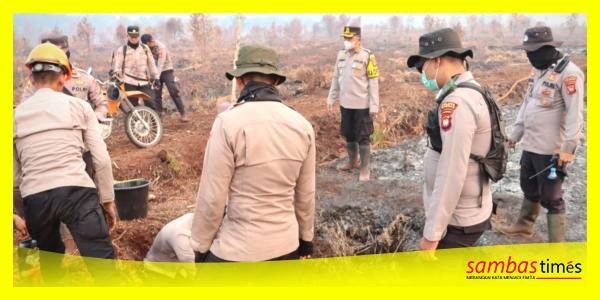 Kapolres Sambas AKBP Sanny Handityo meninjau Cek Embung di lokasi Hotspot di Desa Sungai Baru, Kecamatan Teluk Keramat, Kabupaten Sambas, belum lama ini.