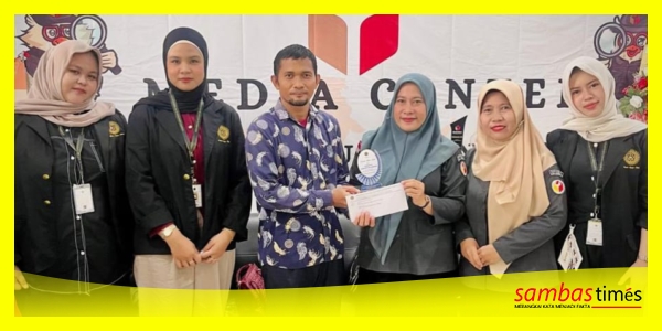 Bawaslu Kabupaten Sambas bersama Dosen UNISSAS dan Mahasiswa Magang di Sekretariat Bawaslu Kabupaten Sambas, Senin (31/8/2026).