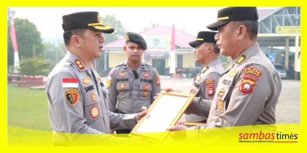 Kapolres Sambas AKBP Sanny Handityo menyerahkan penghargaan pada Apel Penghargaan di Halaman Mapolres Sambas, Senin (31/8/2026).