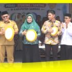 Wakil Bupati Sambas Heroaldi Djuhardi Alwi didampingi Ketua TP-PKK Kabupaten Sambas, Kakan Kemenag dan pejabat lainnya pada peluncuran program