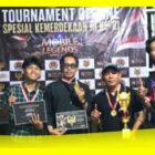 Juara Turnamen E-Sport mengabadikan sesi foto bersama panitia pada Peringatan HUT RI Ke-81 di Dusun Pelaik Utara, Desa Singaraya, Kecamatan Semparuk.