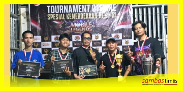 Juara Turnamen E-Sport mengabadikan sesi foto bersama panitia pada Peringatan HUT RI Ke-81 di Dusun Pelaik Utara, Desa Singaraya, Kecamatan Semparuk. 