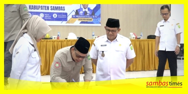 Wakil Bupati Sambas H Heroaldi menyaksikan Rektor Universitas PGRI Pontianak Menandatangani Berita Acara Penyerahan Mahasiswa di Gedung Keberbakatan, Disdikbud Kabupaten Sambas, Rabu (2/9/2026).