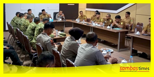 Wakil Bupati Sambas H Heroaldi Djuhardi Alwi menyampaikan apresiasi kunjungan Sesko TNI dan Siswa STIK Polri dalam edukasi Karhutla di Ruang Rapat Sayap Kiri Kantor Bupati Sambas, Selasa (1/9/2026).

