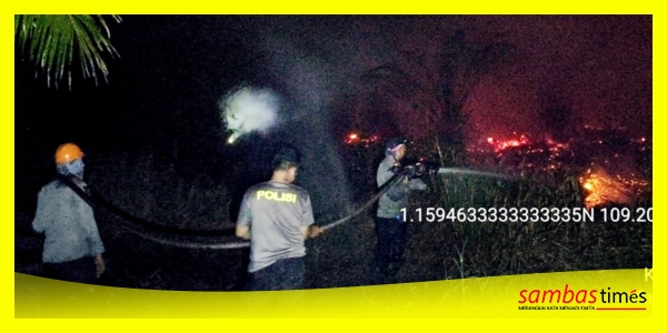 Petugas Polsek Tebas dan TNI terus berupaya memadamkan Api agar tidak semakin menyebar belum lama ini di Desa Batu Makjage, Kecamatan Tebas, Kabupaten Sambas. 