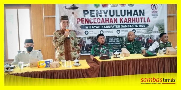 H Chifni Burhanuddin Tokoh Masyarakat Kabupaten Sambas menyampaikan Imbauan pada Penyuluhan Pencegahan Karhutla Kabupaten Sambas di Aula Kantor Desa Kartiasa, Rabu (2/9/2026).