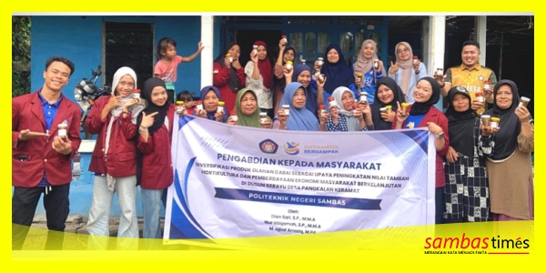 Tim PKM Poltesa mengabadikan momen foto bersama pada kegiatan pengabdian Diversifikasi Olahan Cabai di Dusun Serayu, Desa Pangkalan Keramat belum lama ini.