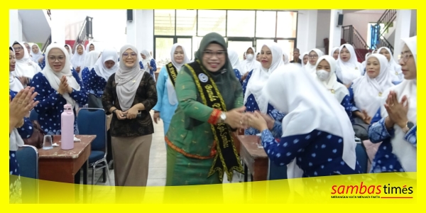 Bunda PAUD Kabupaten Sambas, Hj Yunisa Satono saat menghadiri Pelantikan Pengurus HIMPAUDI Kecamatan se Kabupaten Sambas di Gedung Keberbakatan Disdikbud Kabupaten Sambas, Kamis (3/9/2026).