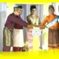 Bupati Sambas H Satono saat menekan Sirine tandai dimulainya MTQ ke-X di Desa Selakau Tua, Kecamatan Selakau Timur, Kabupaten Sambas, Kamis (3/9/2026) malam.
