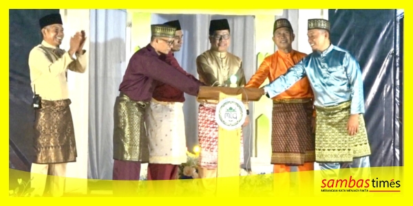 Bupati Sambas H Satono saat menekan Sirine tandai dimulainya MTQ ke-X di Desa Selakau Tua, Kecamatan Selakau Timur, Kabupaten Sambas, Kamis (3/9/2026) malam.