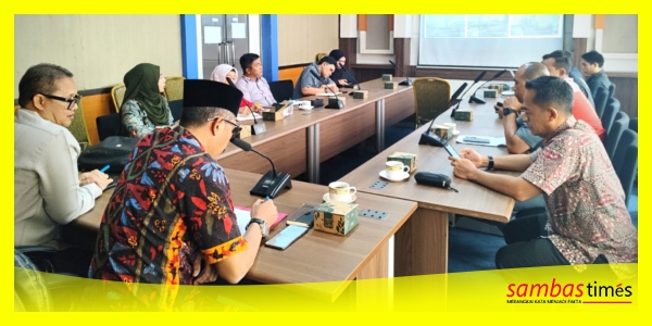 Pemerintah Kabupaten Sambas menggelar pertemuan bersama Provider Internet dalam upaya Penataan Jaringan Fiber Optic (PO) di Ruang Rapat Reformasi Birokrasi Sekretariat Daerah Kabupaten Sambas, Jumat (4/9/2026).
