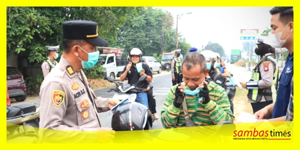 Polres Sambas membagikan ribuan masker kepada pengguna jalan raya, serta menyampaikan imbauan untuk menjaga kesehatan, gunakan masker saat keluar rumah dan tidak membakar di kebun atau lahan.