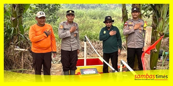Kapolsek Subah, Ipda Maryono bersama BPD Sabung dan warga mengabadikan momen foto bersama di fasilitas Sumur Bor di Desa Sabung, Kecamatan Subah, Kabupaten Sambas, Sabtu (5/9/2026).