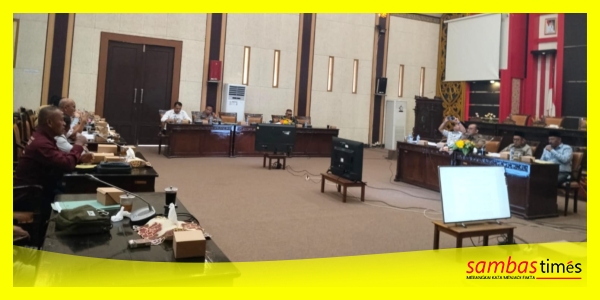 Suasana Sosialisasi Dua Buah Raperda di Ruang Sidang Utama Kantor DPRD Sambas, Senin (7/9/2026).