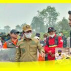 Bupati Sambas H Satono turun langsung ke lokasi titik api sebagai bentuk dukungan dan motivasi bagi Tim Gabungan yang terus berupaya memadamkan api di wilayah Kabupaten Sambas, Rabu (9/9/2026).