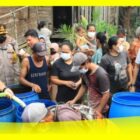 Polres Sambas bersama unsur Pemerintah Kabupaten Sambas menyalurkan air bersih di Kecamatan Teluk Keramat, Rabu (9/9/2026).