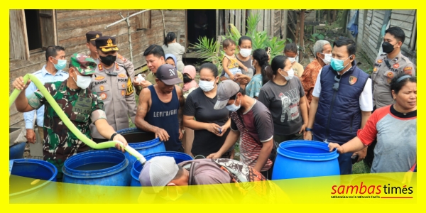 Polres Sambas bersama unsur Pemerintah Kabupaten Sambas menyalurkan air bersih di Kecamatan Teluk Keramat, Rabu (9/9/2026).