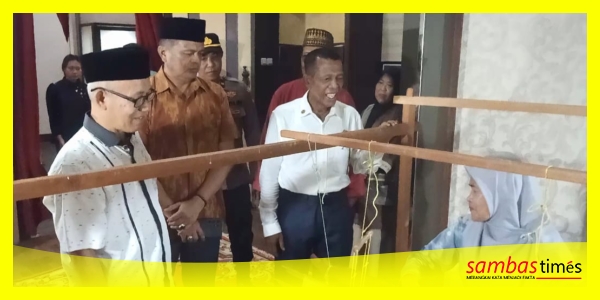 Arsyad Kadisdikbud Kabupaten Sambas bersama undangan melihat aktivitas dan koleksi Museum Daerah sambas pada Pameran Temporer 2026 di UPTD Museum Sambas, Rabu (9/9/2026).
