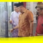 Anwari Ketua MABM Kabupaten Sambas melihat Koleksi Museum Daerah Sambas pada Pameran Temporer 2026 di UPTD Museum Daerah Sambas, Rabu (9/9/2026).  