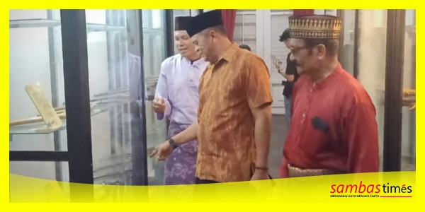 Anwari Ketua MABM Kabupaten Sambas melihat Koleksi Museum Daerah Sambas pada Pameran Temporer 2026 di UPTD Museum Daerah Sambas, Rabu (9/9/2026).  