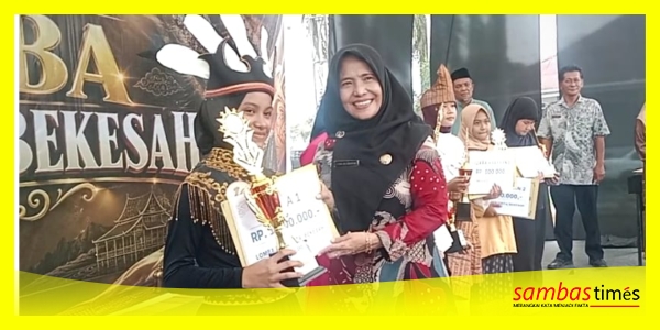 Kabid Kebudayaan Dinas Pendidikan Kabupaten Sambas Utami Tri Andayani menyerahkan hadiah kepada juara pertama Lomba Bekesah pada Pameran Temporer 2026 di Halaman UPTD Museum Sambas, Kamis (10/9/2026).
