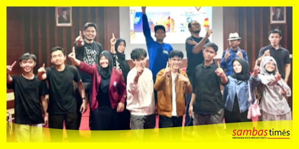 Mahasiswa Poltesa mengabadikan momen sesi foto bersama usai berhasil merebut Juara 1 (KMIPN) VIII, yang digelar di Politeknik Negeri Ujung Pandang.