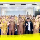 Panitia dan panitia mengabadikan momen foto bersama pada Bimtek TKA Mata Pelajaran Matematika Jenjang SMP Tahun 2026 di salah satu Aula Hotel, Senin (14/9/2026).