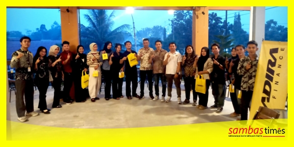 Head of Branch SSD Cabang Sambas Terigas Adira Finance foto bersama Agen AXI Adira usai Gathering AXI di Café Mustakim, Sambas, Kamis (17/9/2026).