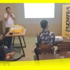 Piza menyampaikan persentase dan motivasi kepada Teman-teman AXI Adira pada Gatherig AXI Adira di Café Mustakim, Sambas, Kamis (17/9/2026). 
