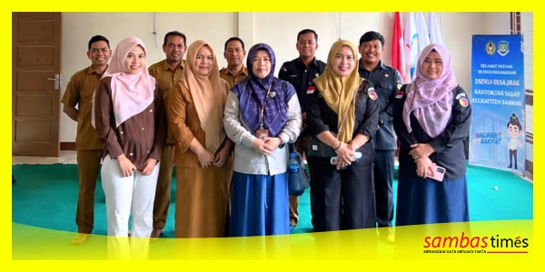 Ketua Bawaslu dan Ketua KPU Kabupaten Sambas foto bersama pada kegiatan Coktas di 7 Kecamatan dan 14 Desa, Selasa (22/9/2026).