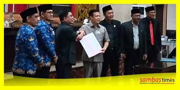 Bupati Sambas H Satono menerima Draf Raperda Perubahan APBD 2026 di Ruang Sidang Utama Kantor DPRD Sambas, Jumat (25/9/2026).