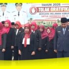 Henny Yusnita Anggota Bawaslu Kabupaten Sambas mengikuti Upacara Peringatan Hari Kesaktian Pancasila di Halaman Kantor Bupati Sambas, Kamis (1/10/2026).