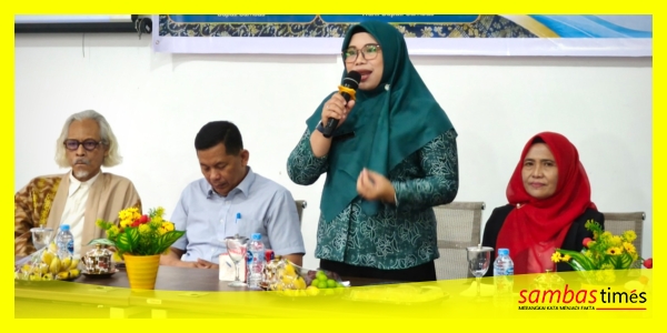 Ketua TP-PKK Kabupaten Sambas, Hj Yunisa Satono pada kegiatan Pelatihan Tenun Sambas bagi pelajar SLTP di BLK Sambas, Kamis (1/10/2026).