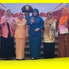 Ketua TP-PKK bersama Ketua DWP Kabupaten Sambas mengabadikan momen foto bersama usai Serah Terima Kepengurusan DWP Kabupaten Sambas, di Aula Utama Kantor Bupati Sambas, Jumat (2/10/2026).