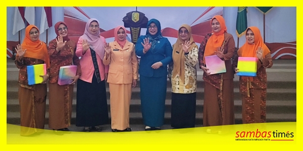 Ketua TP-PKK bersama Ketua DWP Kabupaten Sambas mengabadikan momen foto bersama usai Serah Terima Kepengurusan DWP Kabupaten Sambas, di Aula Utama Kantor Bupati Sambas, Jumat (2/10/2026).