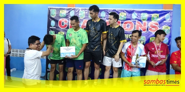Bupati Sambas H Satono menyerahkan hadiah juara Laga Final Bupati Cup Series XIV di Vin Badminton Arena, Desa Lorong, Jumat (2/10/2026) malam.