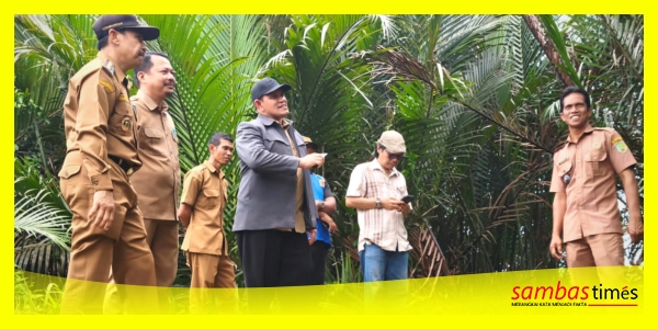 Wakil Bupati Sambas Heroaldi Djuhardi Alwi meninjau rencana lokasi Jalan Alternatif penghubung antar desa di Kecamatan Tebas dan Kecamatan Selakau, Selasa (13/10/2026).