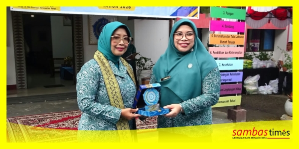 Ketua TP-PKK Kalbar Hj Erlina bersama Ketua TP-PKK Kabupaten Sambas Hj Yunisa di Halaman Sekretariat TP-PKK Kabupaten Sambas. Rabu (14/10/2026).