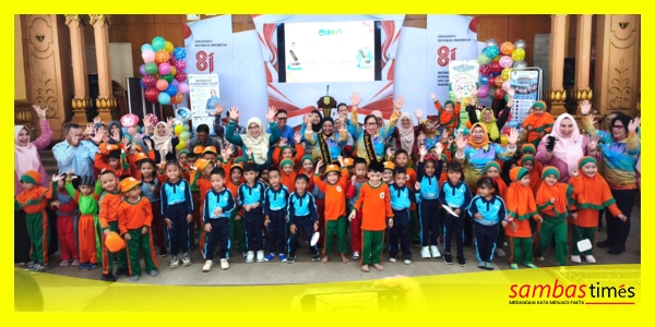 Bunda PAUD Kalbar Hj Erlina dan Bunda PAUD Kabupaten Sambas foto bersama anak-anak di Aula Utama Kantor Bupati Sambas, Kamis (15/10/2026).