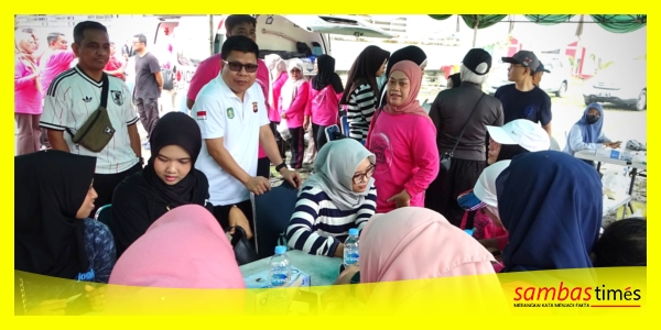 Bupati Sambas Satono saat menghadiri Sosialisasi Breast Cancer Awareness 2026 di halaman Dinas Perpustakaan dan Kearsipan Daerah Kabupaten Sambas, Minggu (18/10/2026).