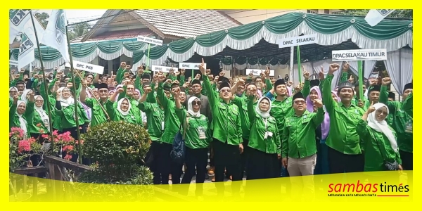 Ketua DPW PKB Kalbar, Mulyadi Tawik bersama Ketua DPC PKB Kabupaten Sambas, Juliarti dan pengurus PKB Kabupaten Sambas membangun semangat kebersamaan menghadapi pemilu mendatang.