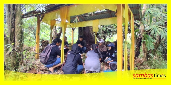 Mahasiswa Prodi SPI UNNISAS saat melakukan penelusuran jejak Sejarah Islam di Makam Ratu Tatah Jiwang di Desa Sagang, Kecamatan Galing, Kabupaten Sambas, Sabtu (17/10/2026).