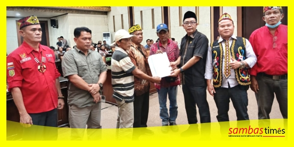 Wakil Ketua DPRD Sambas Lerry Kurniawan Figo menerima Rekomendasi Tuntutan Masyarakat terkait Polemik Lahan di Kawasan Taman Wisata Alam (TWA) Sungai Bening, Kecamatan Sajingan Besar, Selasa (20/10/2026).