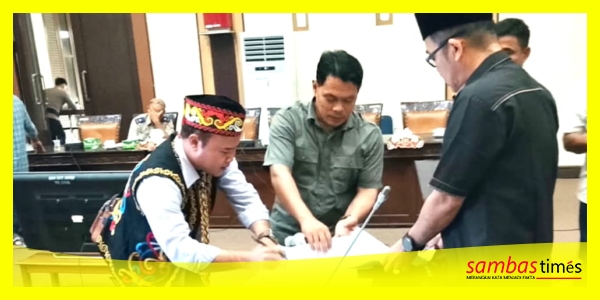 Lerry Kurniawan Figo, Wakil Ketua DPRD Sambas pada penandatangan berita acara RDP Polemik Tanah di Kawasan Taman Wisata Alam (TWA) Desa Sungai Bening, Kecamatan Sajingan Besar, Selasa (20/10/2026).