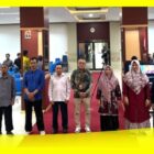 Wakil Direktur Poltesa beserta Unsur Pimpinan dan Narasumber mengabadikan sesi foto bersama Mahasiwa Tingkat Akahir pada kegiatan FGD Karir dan Kewirausahaan, di Aula Gedung Kuliah Terpadu 1 Poltesa, Rabu (21/10/2026).